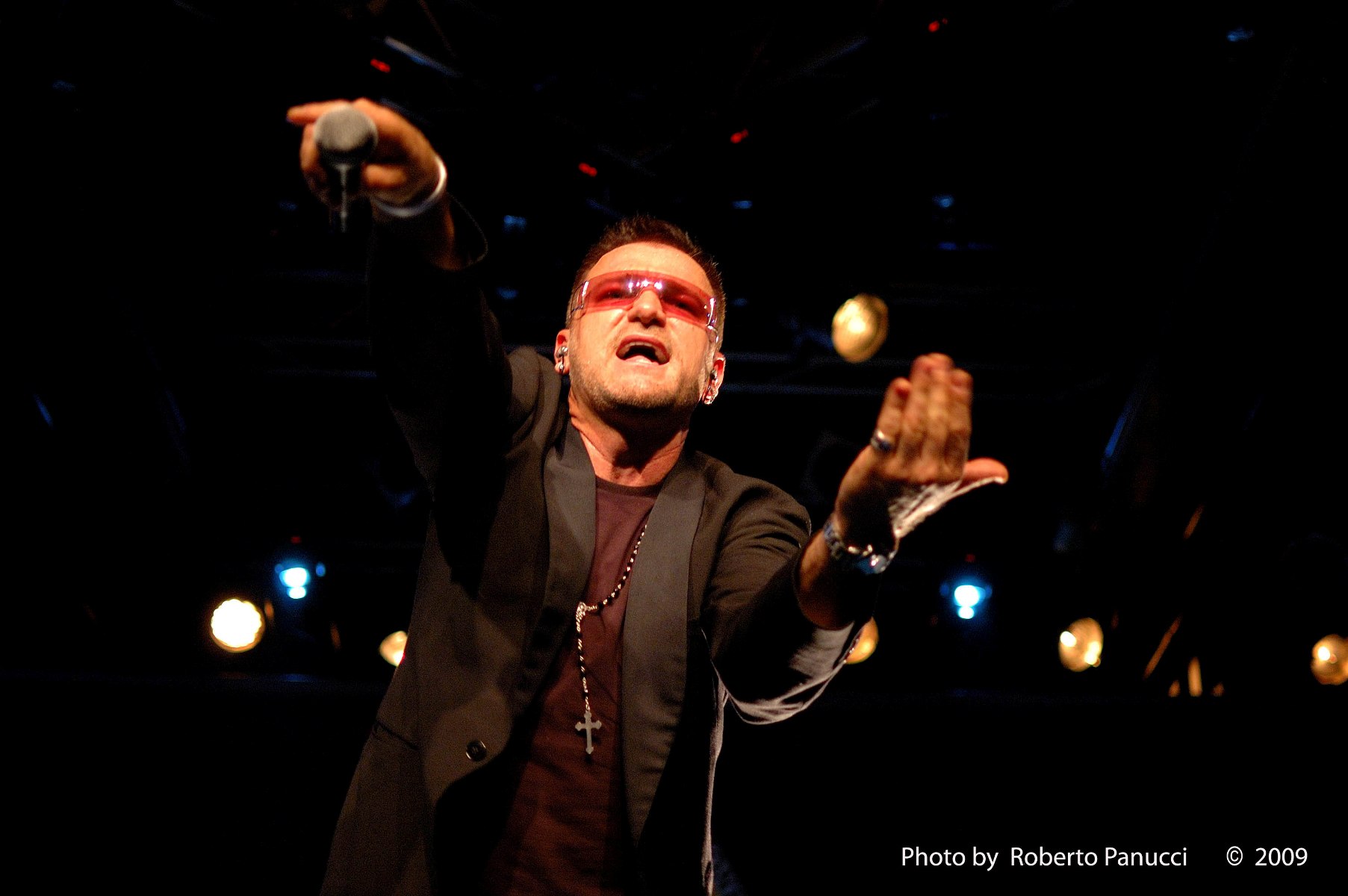 Bono - Pavel pointing
