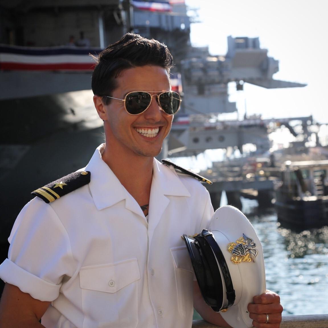 Cruise, Tom - S in uniform with smile